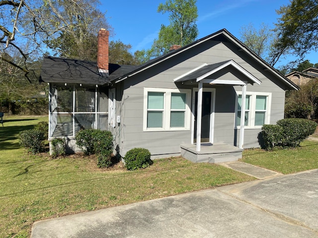 bungalow featuring a front lawn