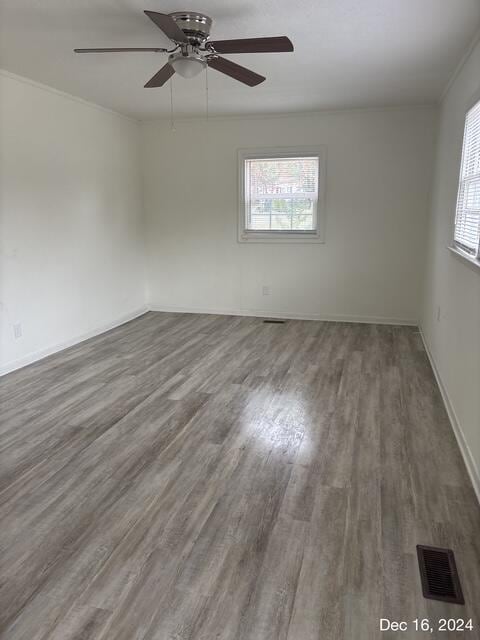 spare room with dark hardwood / wood-style floors and ceiling fan