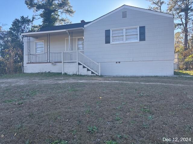 view of front of property with a front lawn and covered porch