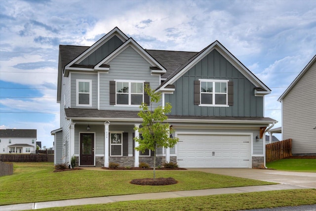 craftsman house featuring a front lawn and a garage