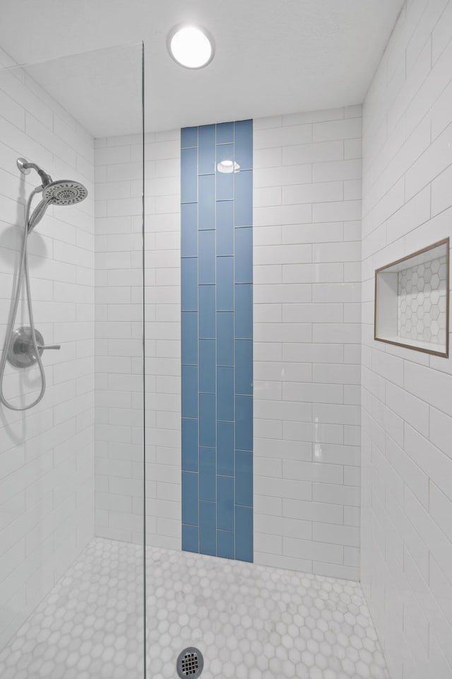 bathroom featuring a tile shower