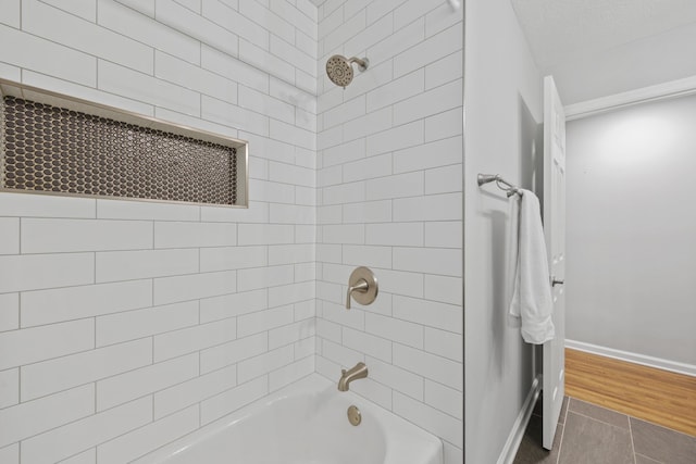 bathroom with tiled shower / bath combo