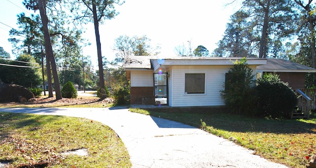 view of front facade featuring a front yard