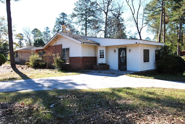 single story home with a front yard