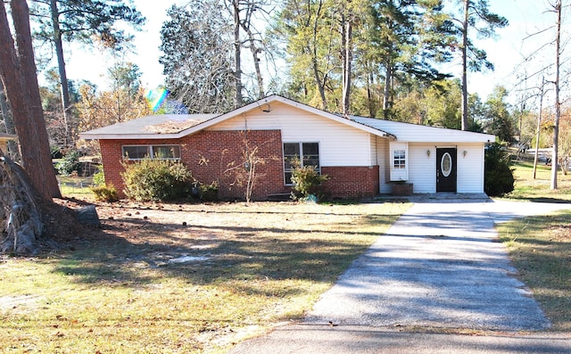 ranch-style home featuring a front lawn