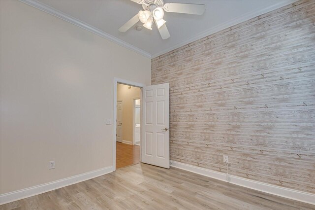 unfurnished room featuring ceiling fan, light wood-type flooring, and crown molding