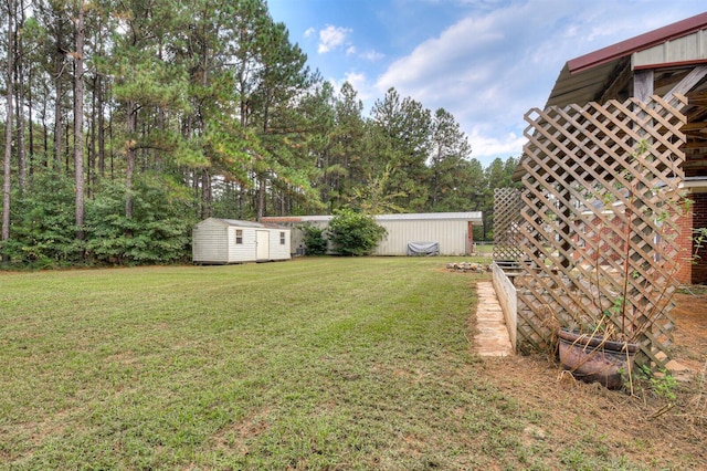 view of yard featuring a storage shed