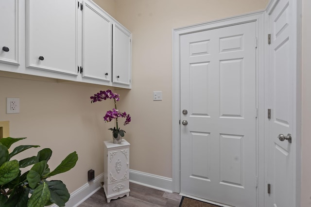 foyer featuring dark wood finished floors and baseboards