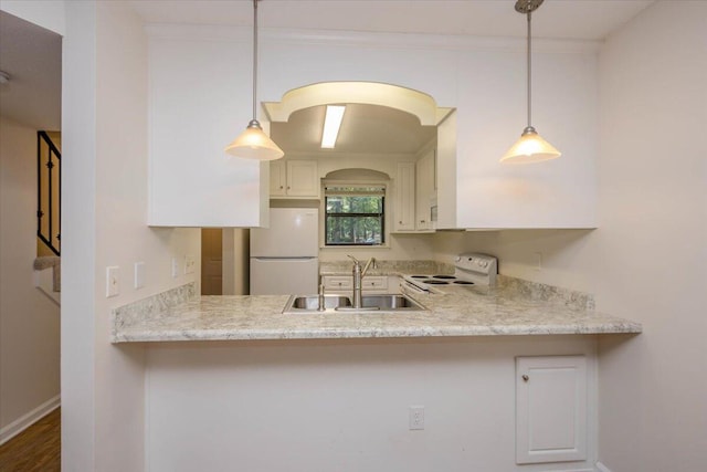 327 Joshua Tree Dr, Martinez, GA 30907 - kitchen with white appliances, a sink, a peninsula, baseboards, and wood finished floors