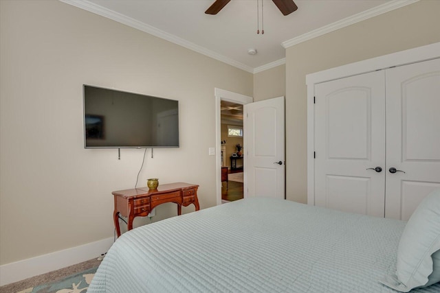 bedroom with ceiling fan, carpet floors, crown molding, and a closet