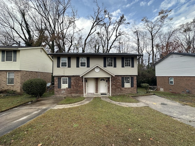 view of front of house featuring a front lawn