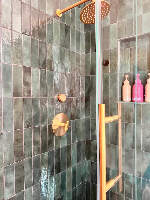 full bath featuring tiled shower