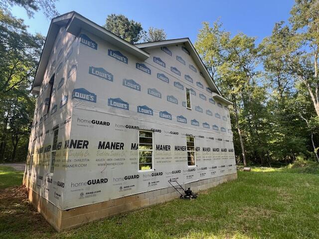 view of side of property featuring a yard