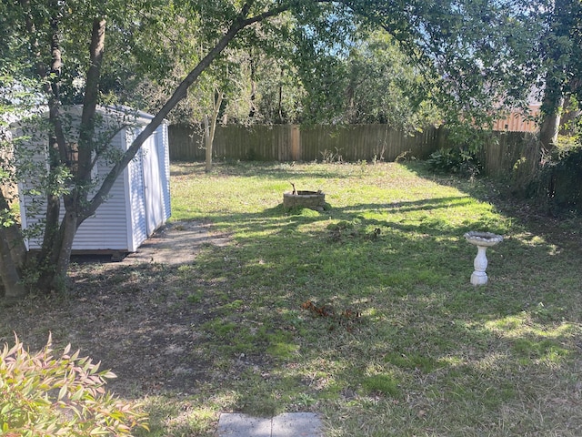 view of yard featuring a storage shed