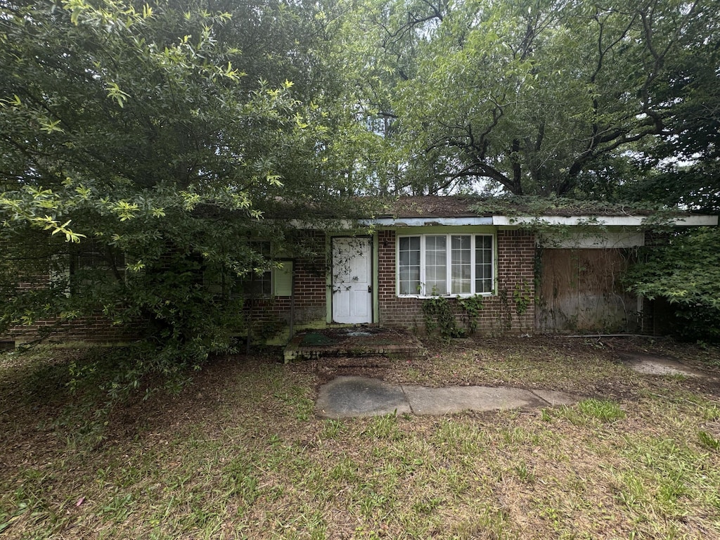 106 Kennedy Ct, Thomson, GA 30824 - view of front facade featuring brick siding