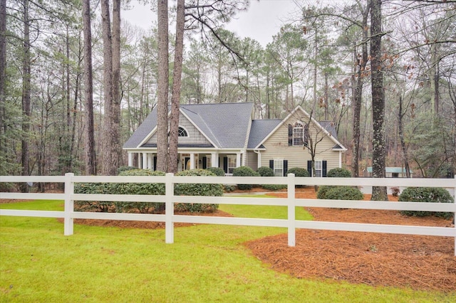 view of front of property featuring a front yard