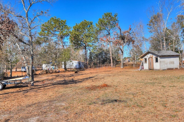 view of yard featuring a storage shed