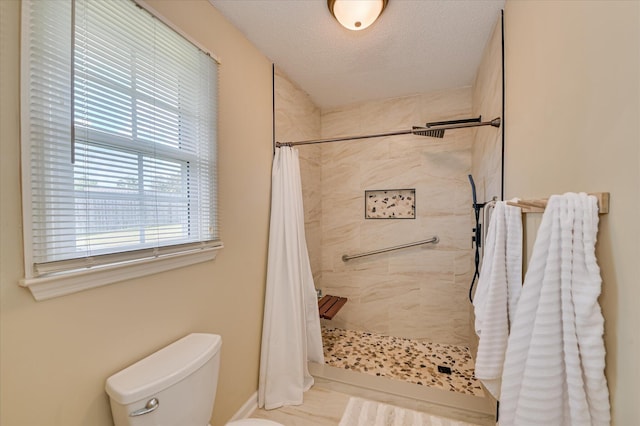 full bath featuring a tile shower and toilet