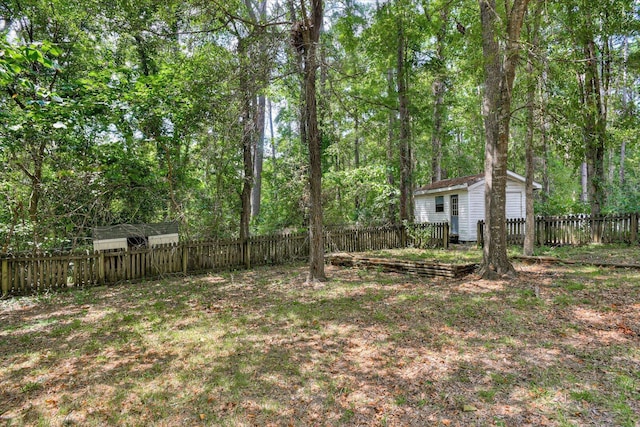 view of yard with an outbuilding