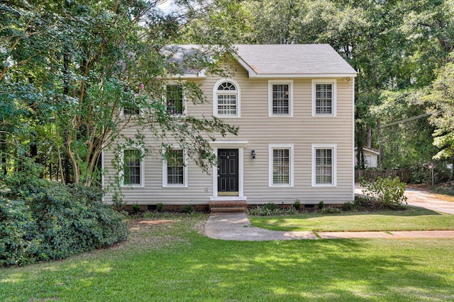 colonial inspired home featuring a front yard