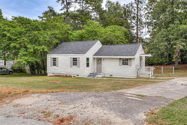 view of front facade with a front yard