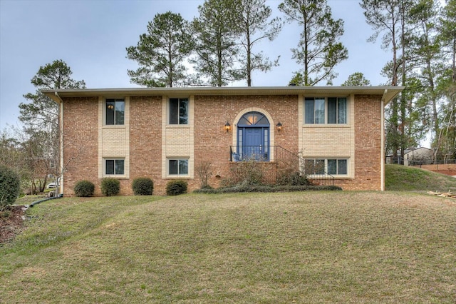 split foyer home featuring a front yard