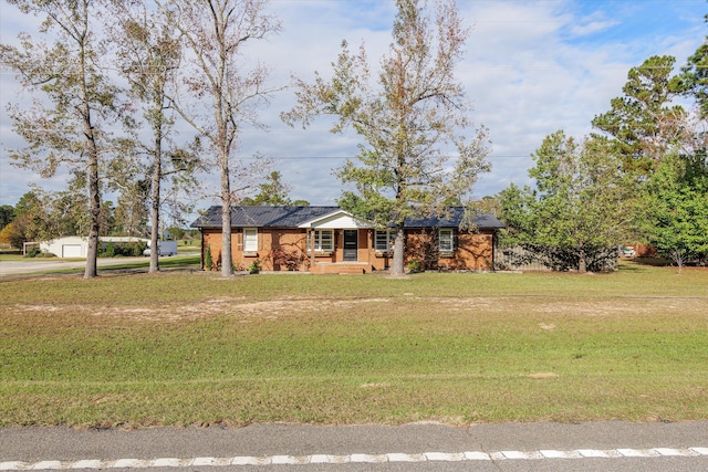 view of front of property featuring a front lawn