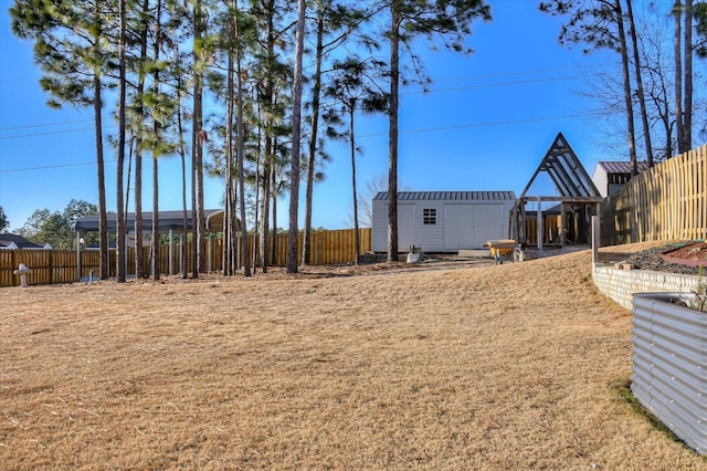 view of yard featuring a storage unit