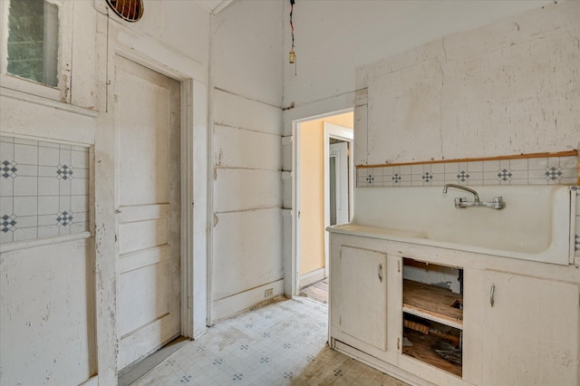 818 Academy Ave, Waynesboro, GA 30830 - bathroom with tile patterned floors and tile walls