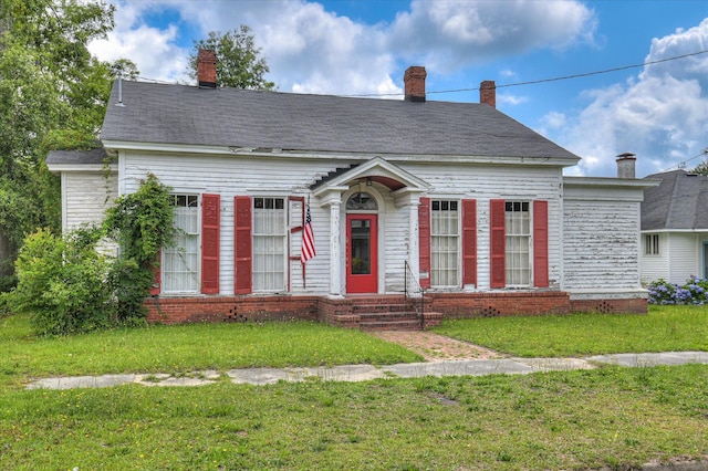 818 Academy Ave, Waynesboro, GA 30830 - view of front facade with a front yard and entry steps