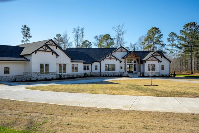 view of front of house featuring a front yard