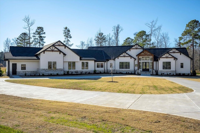 modern farmhouse style home featuring a front yard