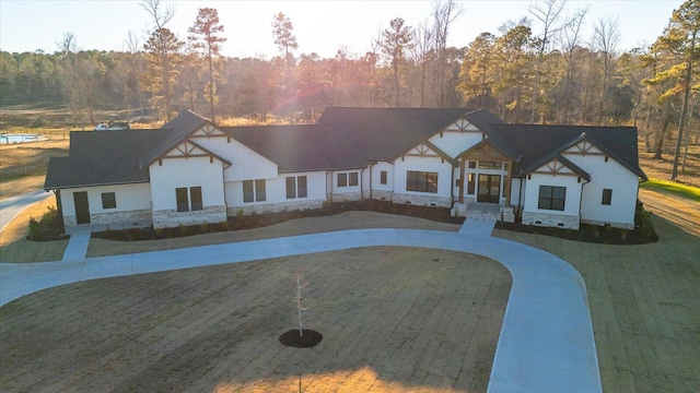 view of front of house featuring a front yard