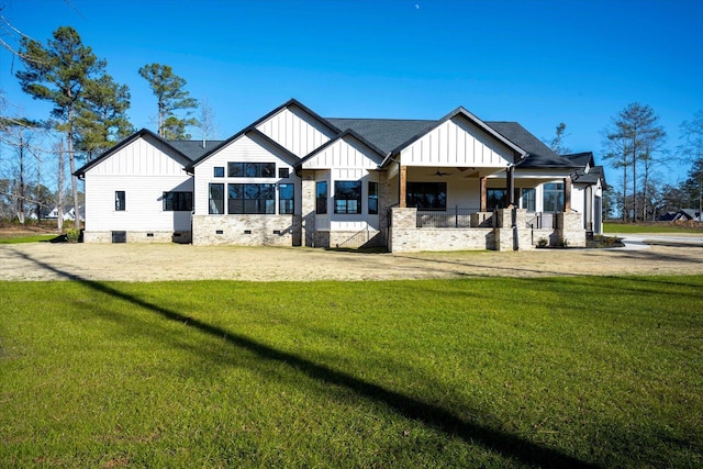 view of front of property featuring a front lawn and ceiling fan
