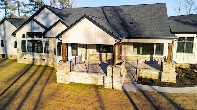 view of front facade featuring a patio and a front yard