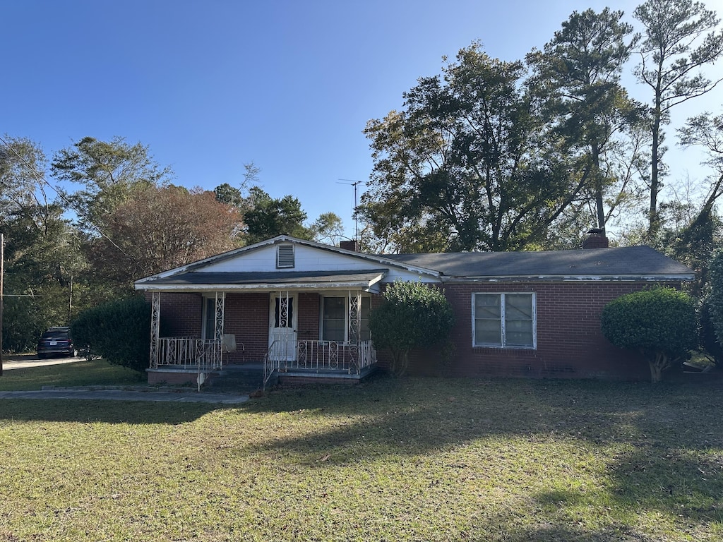 view of front of property featuring a porch and a front lawn