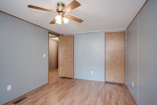 unfurnished bedroom with a textured ceiling, light hardwood / wood-style floors, and ceiling fan