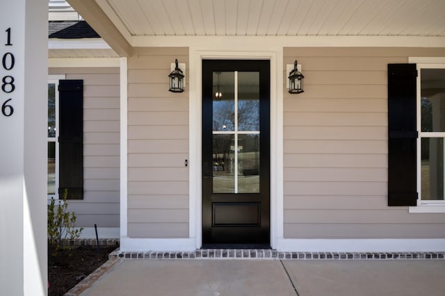 entrance to property featuring covered porch