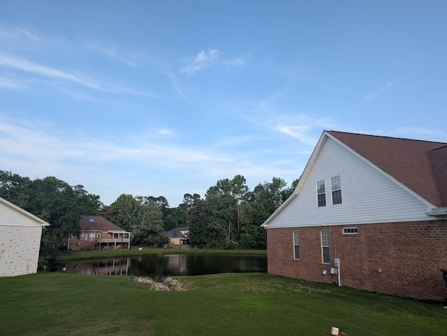 view of grassy yard with a water view