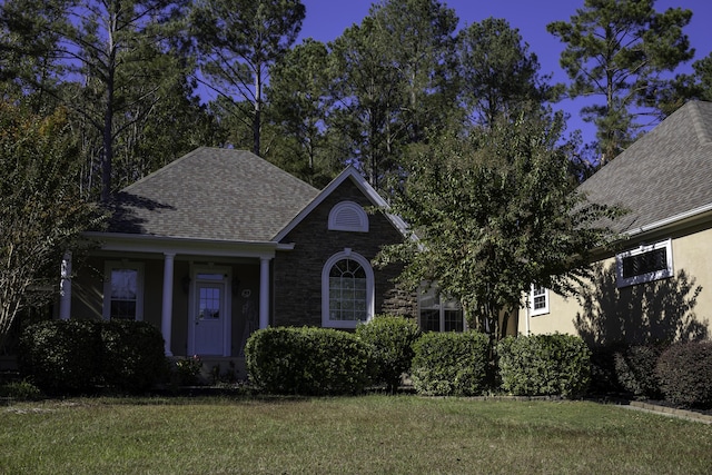 view of front of property featuring a front yard