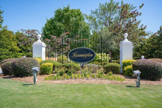 community / neighborhood sign with a yard