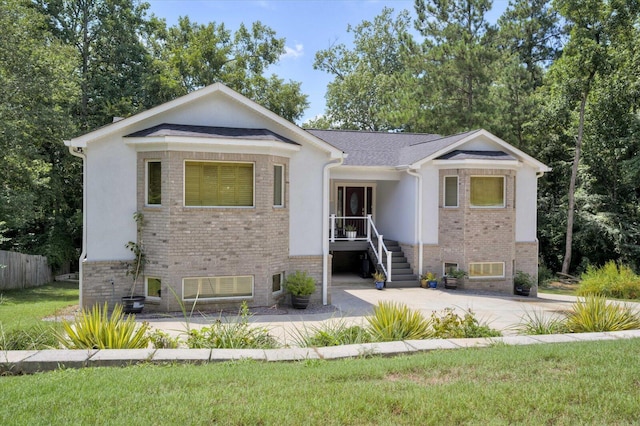 view of front of house featuring a front yard