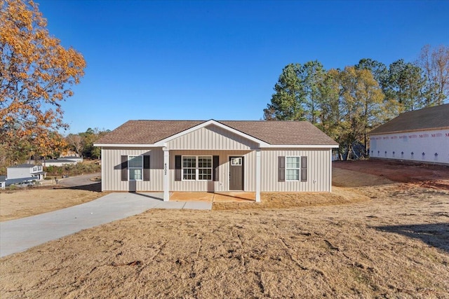 view of front of home featuring a porch and a front lawn