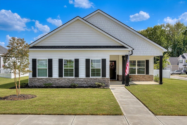 craftsman inspired home featuring a front lawn