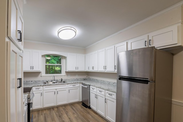 4517 Glennwood Dr, Evans, GA 30809 - kitchen featuring stainless steel appliances, a sink, crown molding, white cabinets, and wood finished floors