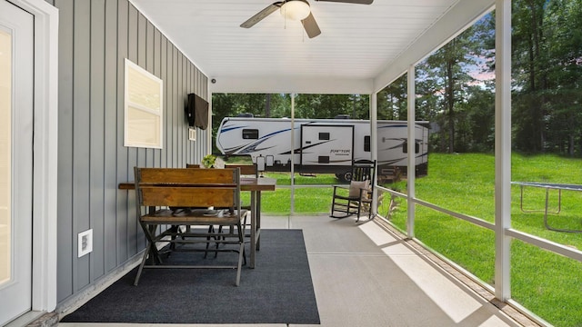 sunroom with ceiling fan