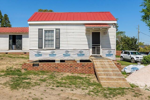 946 Milledge Rd, Augusta, GA 30904 - view of front facade featuring a metal roof and crawl space