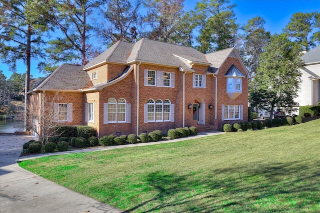 view of front of property featuring a front yard