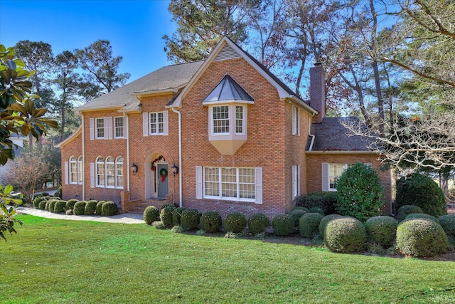 view of front facade with a front yard