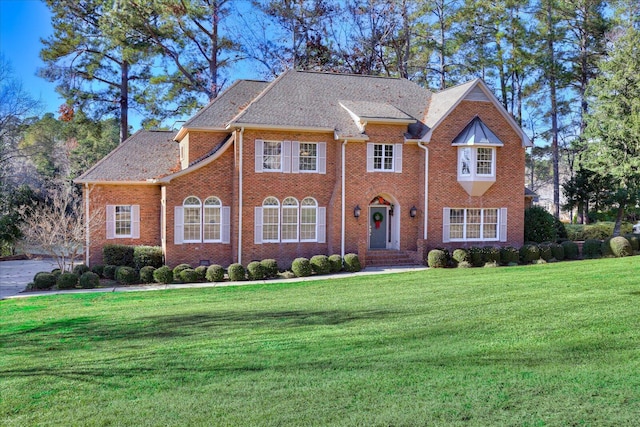 view of front facade with a front yard